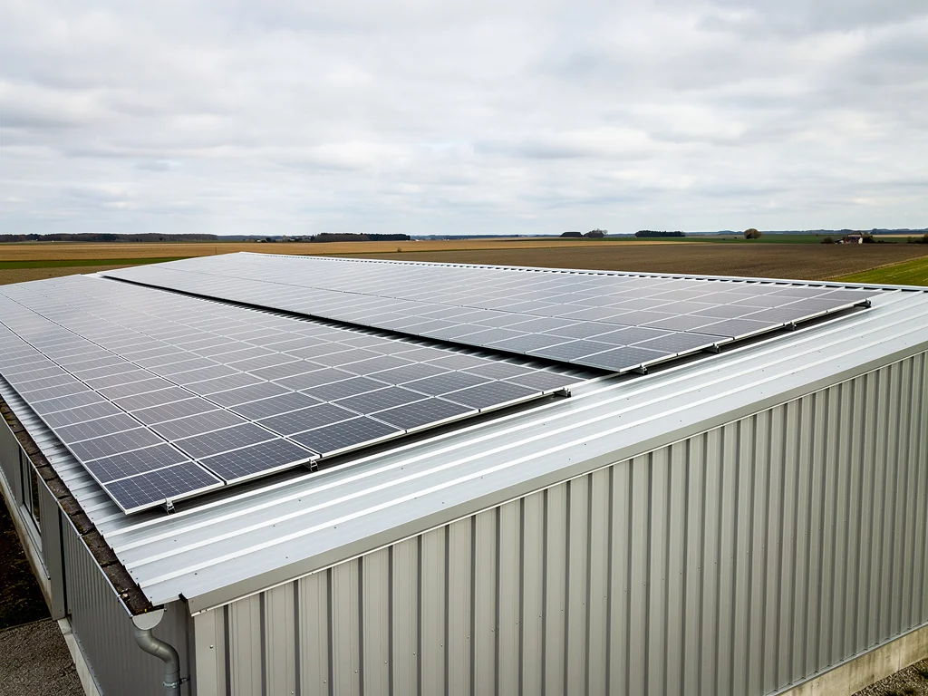 Toiture en bac acier équipée de panneaux photovoltaïques